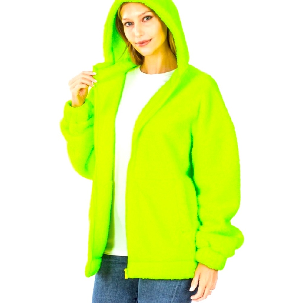 NWT Extremely Soft Hooded Sherpa Jacket

Sherpa fabric on interior and exterior